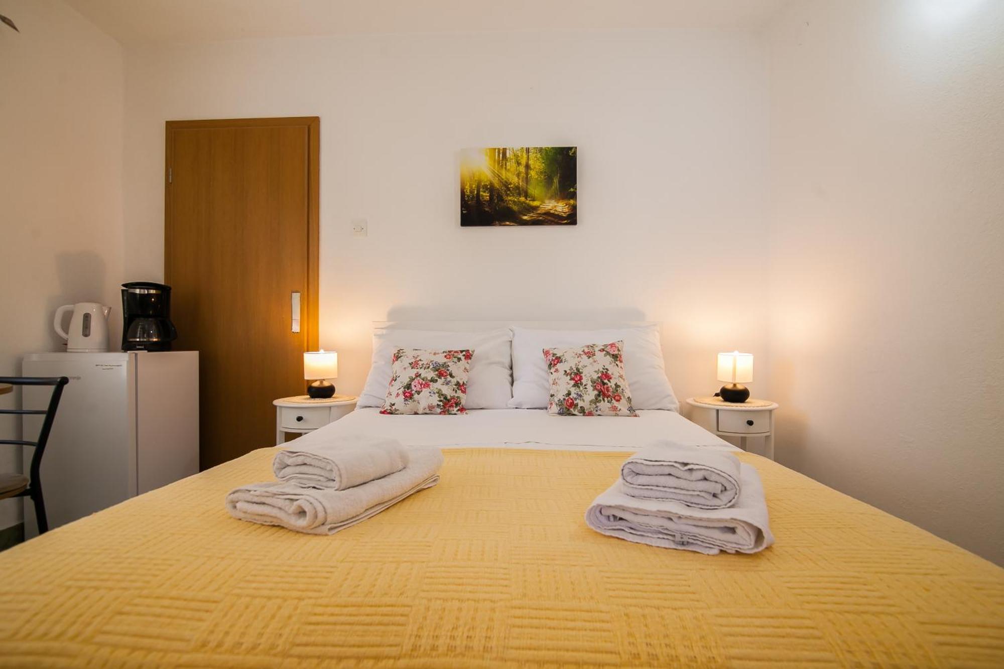 Old Town Accommodation Bol Exterior foto